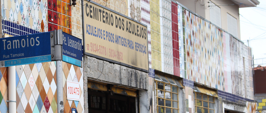 Esquina da Loja Matriz do Cemitério dos Azulejos, na Rua Padre Leonardo