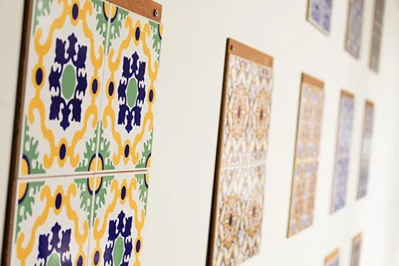 Amostras de azulejo português em exposição na Loja Filial, Moema